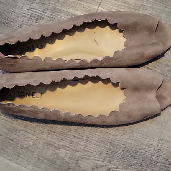 Scalloped edge pump - Picture 1 of 4